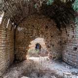 ...la pi� grande delle quali ci conduce in vari ambienti in pietra aperti...